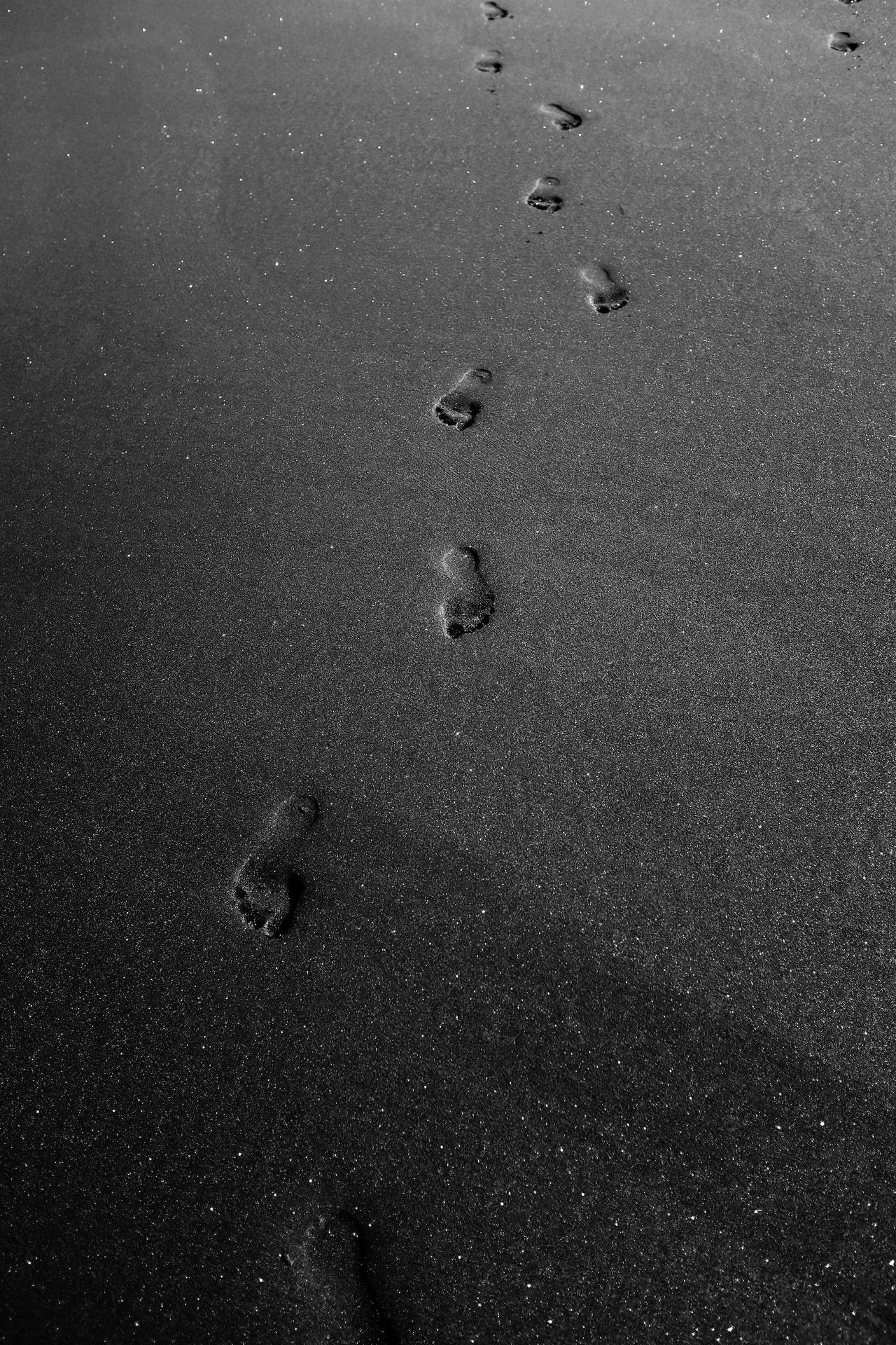 Footprints On Sand Black Phone Wallpaper