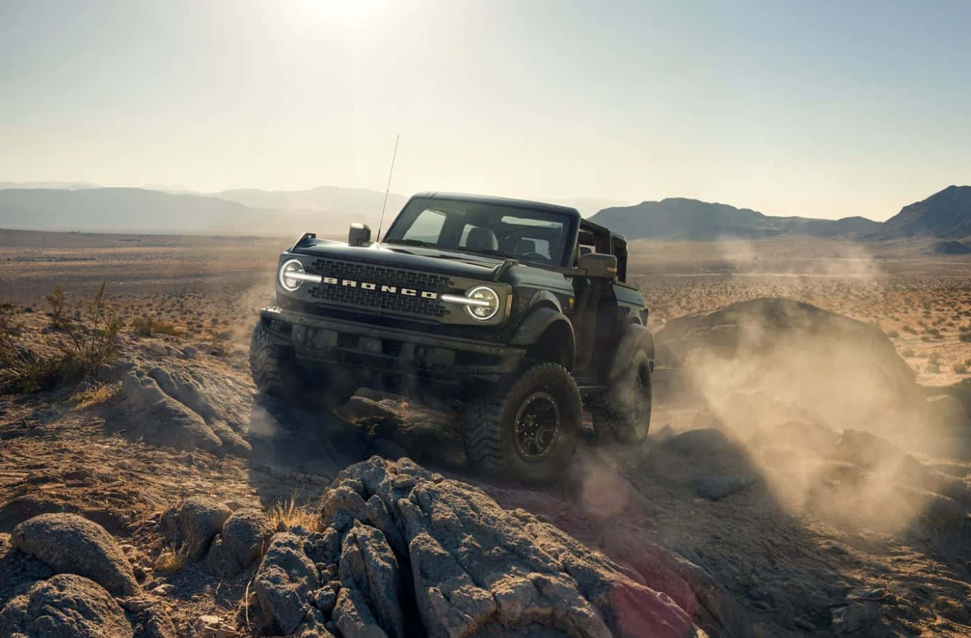 2020ford Bronco Kører Gennem Ørkenen.