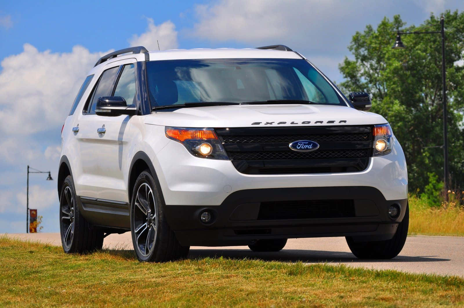 Ford Explorer 2021 parked in the outdoors Wallpaper