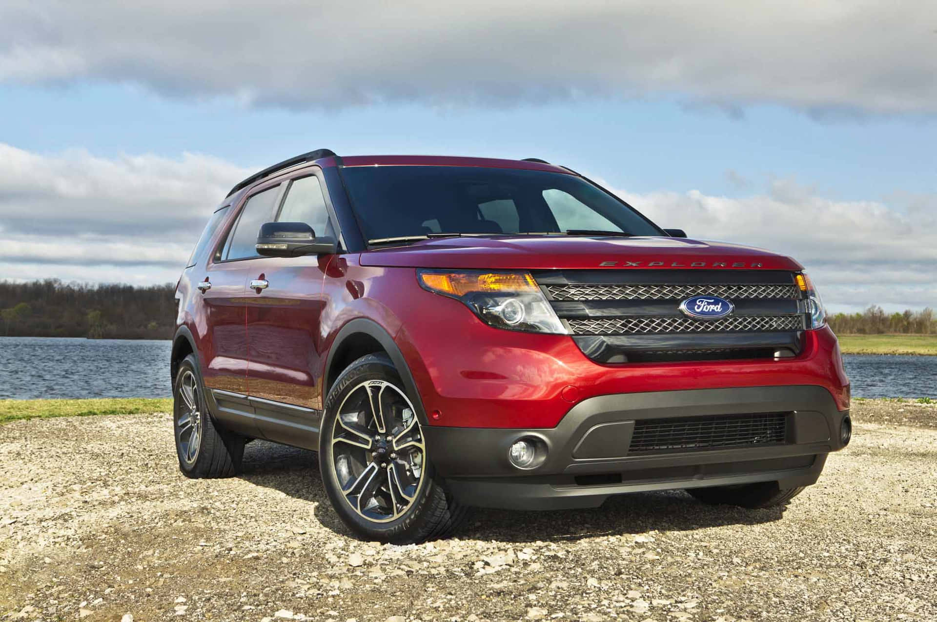 Upea Ford Explorer Maalauksellisella Tiellä Taustakuva