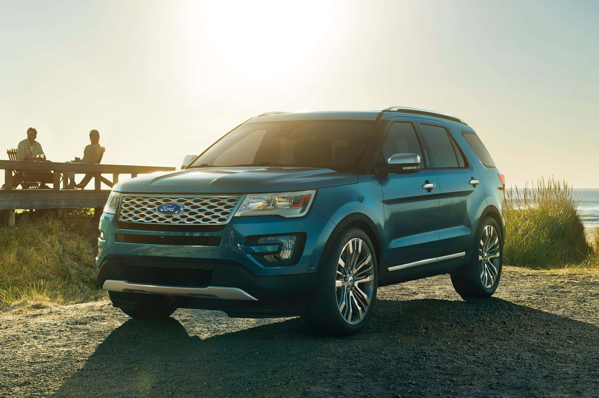 Upea Ford Explorer Kauniilla Maisemalla Taustakuva