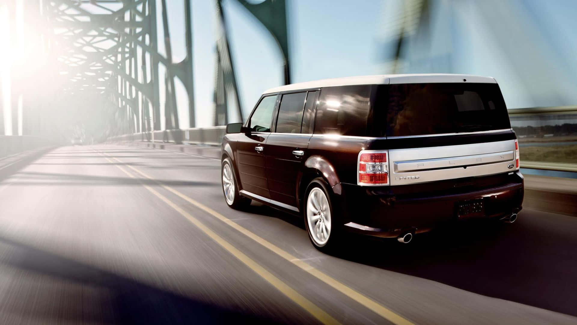 Ford Flex Argenté Élégant Sur Une Route Montagneuse Pittoresque Fond d'écran