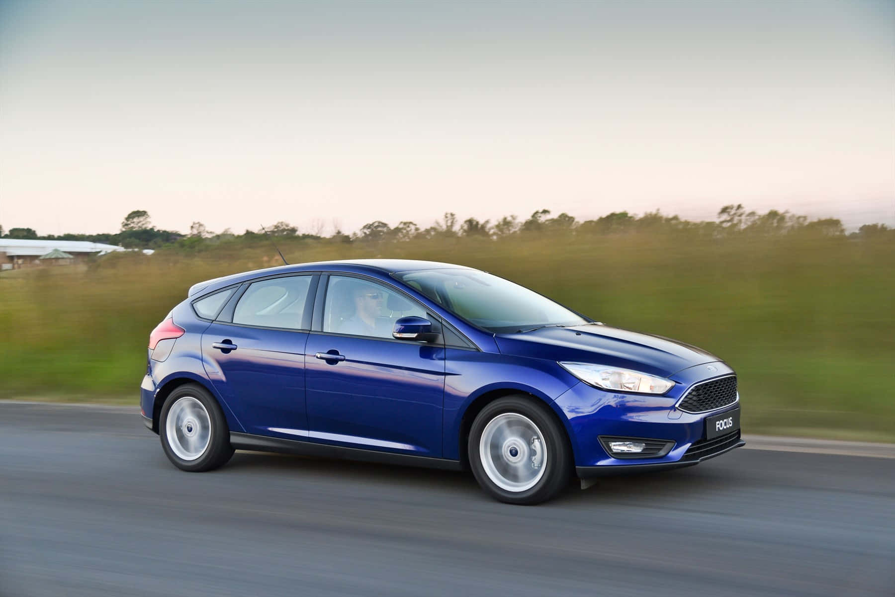 Ford Focus Élégante Dans Un Cadre Extérieur Éblouissant Fond d'écran