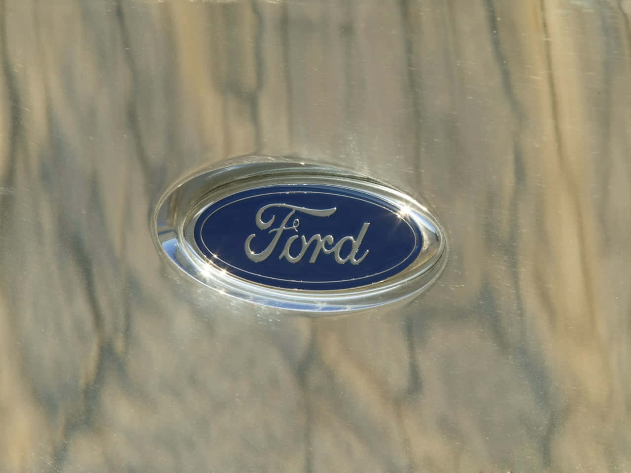 Logotipoemblemático De Ford Sobre Un Impresionante Fondo Metálico Azul Fondo de pantalla