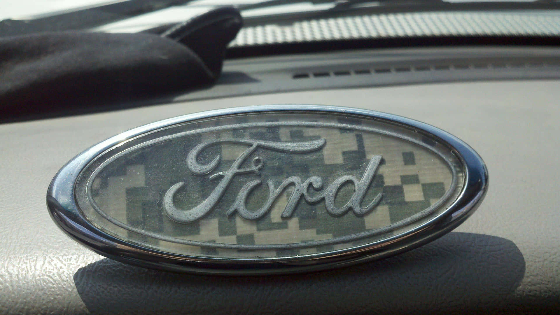Ellogotipo De Ford Brillando En Un Fondo Negro. Fondo de pantalla