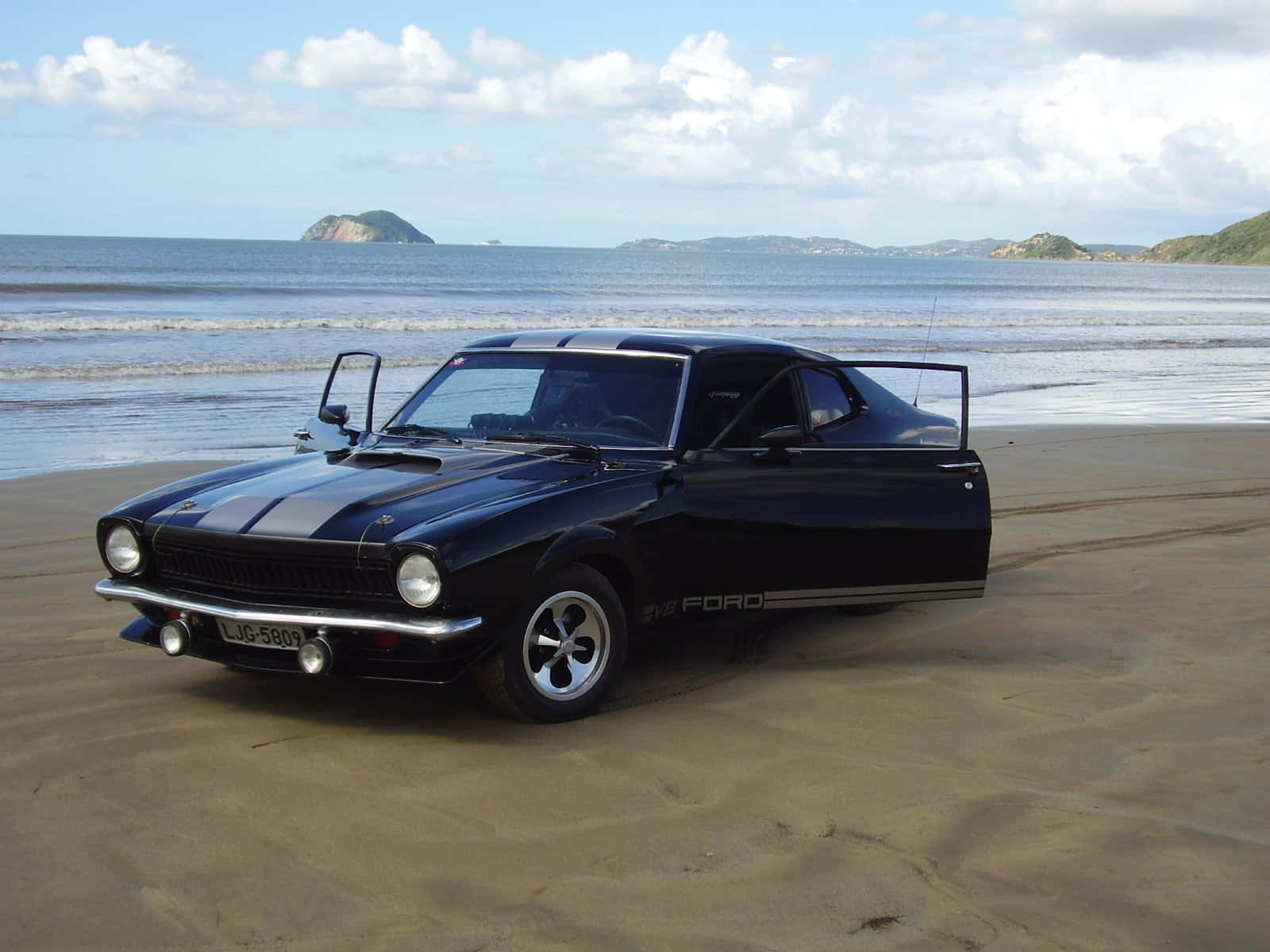 Slanke Ford Maverick Geparkeerd Onder Een Schitterende Zonsondergang Achtergrond