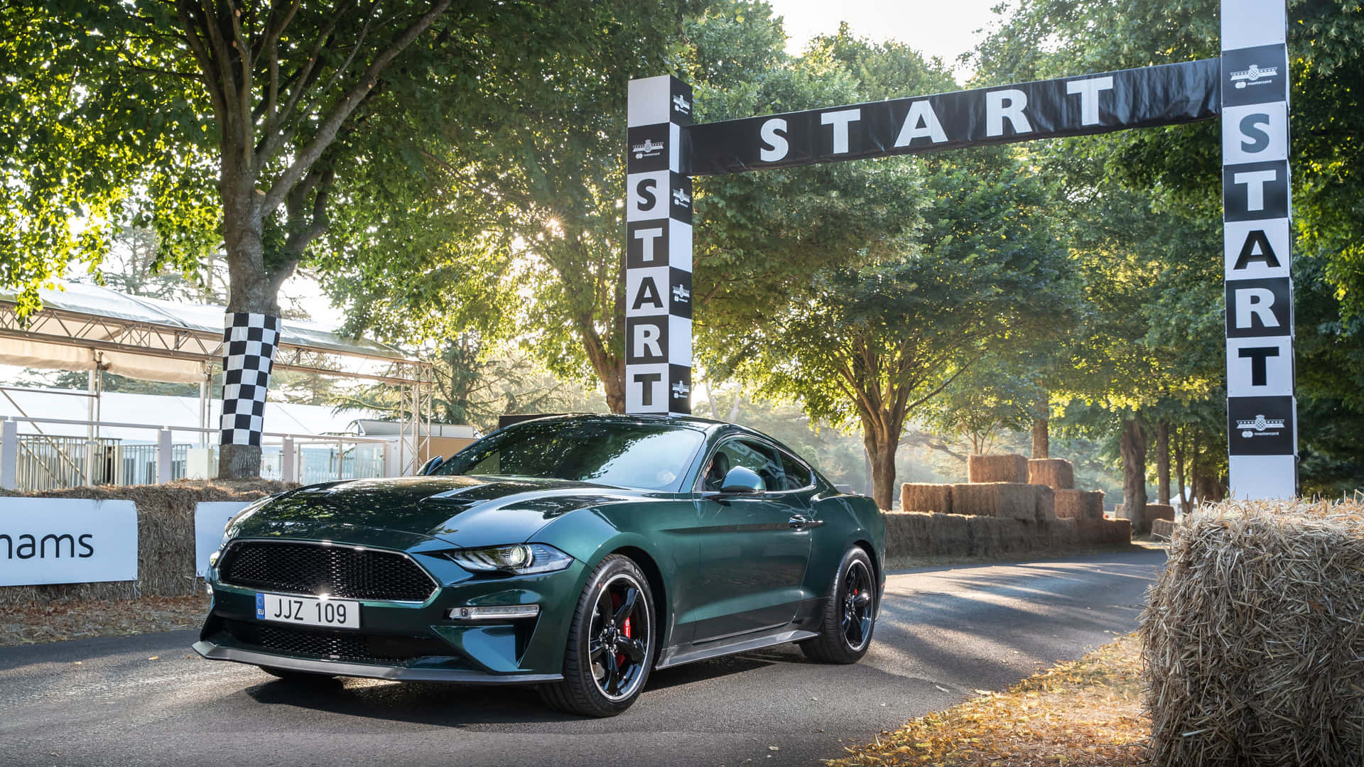 Ikoninen Ford Mustang Bullitt Karjuu Avaralla Tiellä Taustakuva