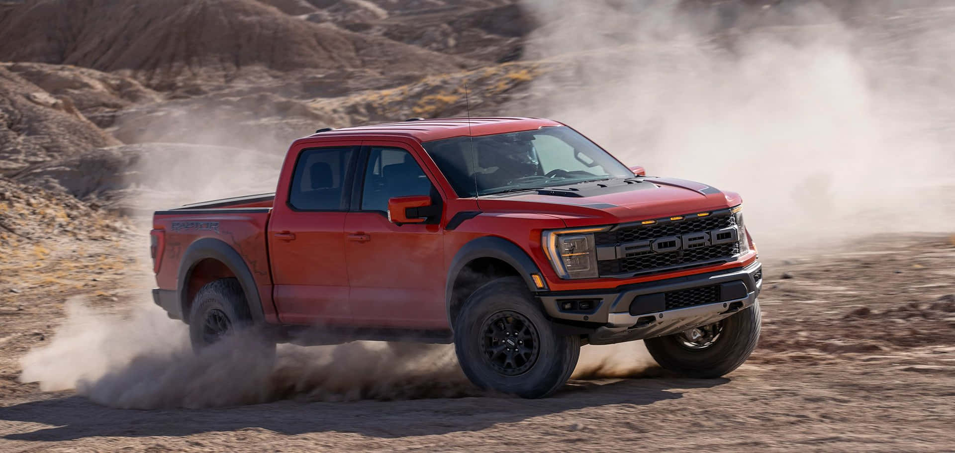 Overmelho 2019 Ford F-150 Rambo Está Dirigindo Pelo Deserto. Papel de Parede