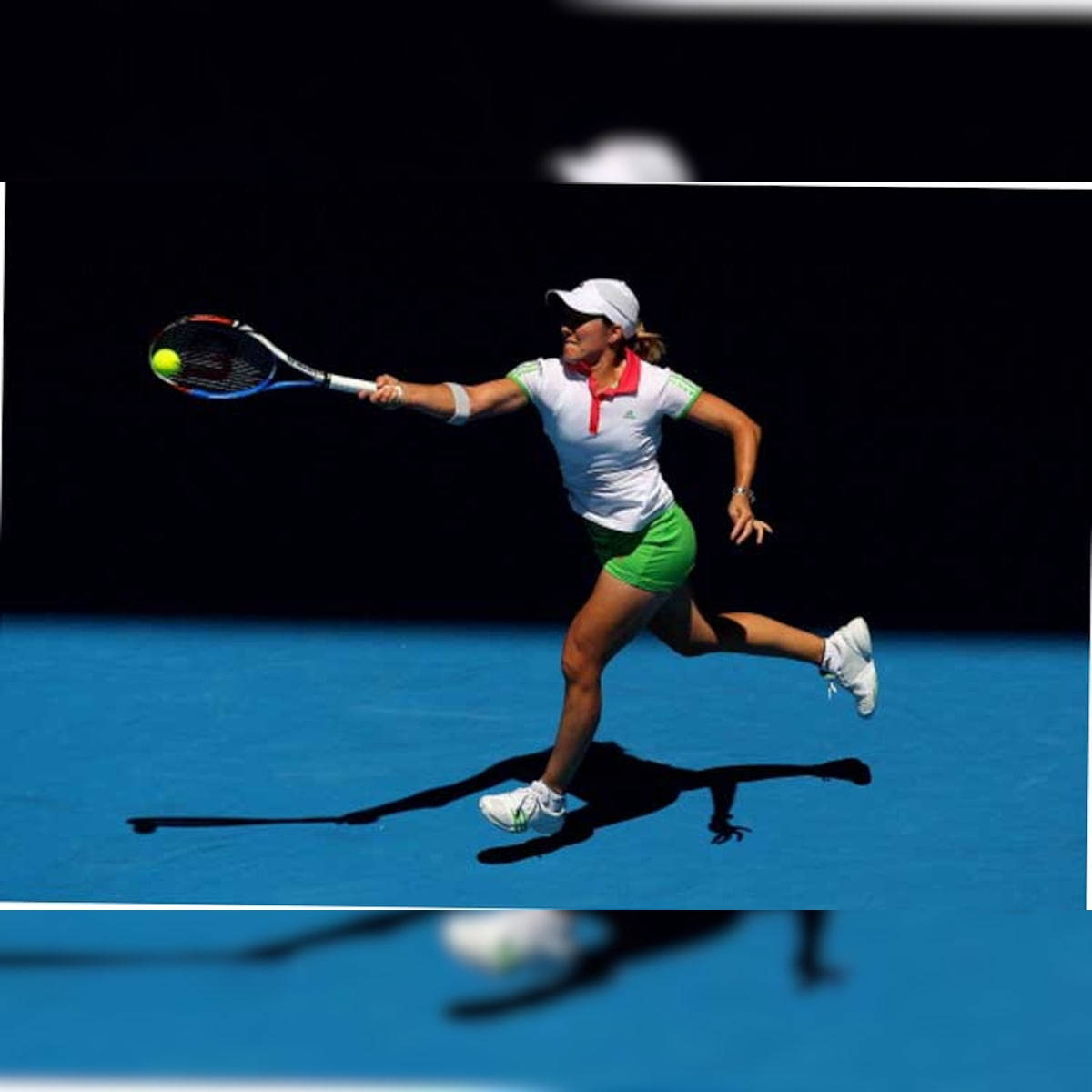 Forehand Strike Justine Henin-Hardenne Skrivebords Tapet Wallpaper