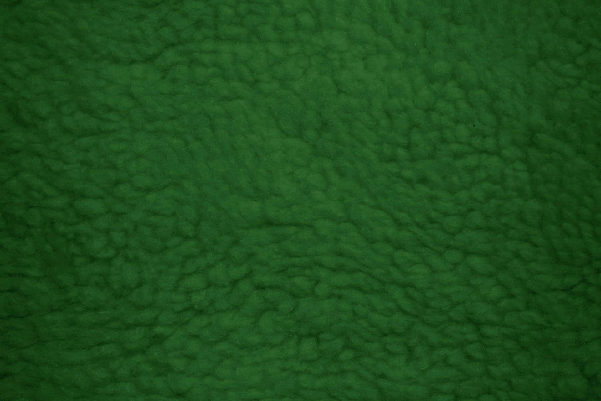 Et billede af en mystisk skov i levende grønne nuancer Wallpaper