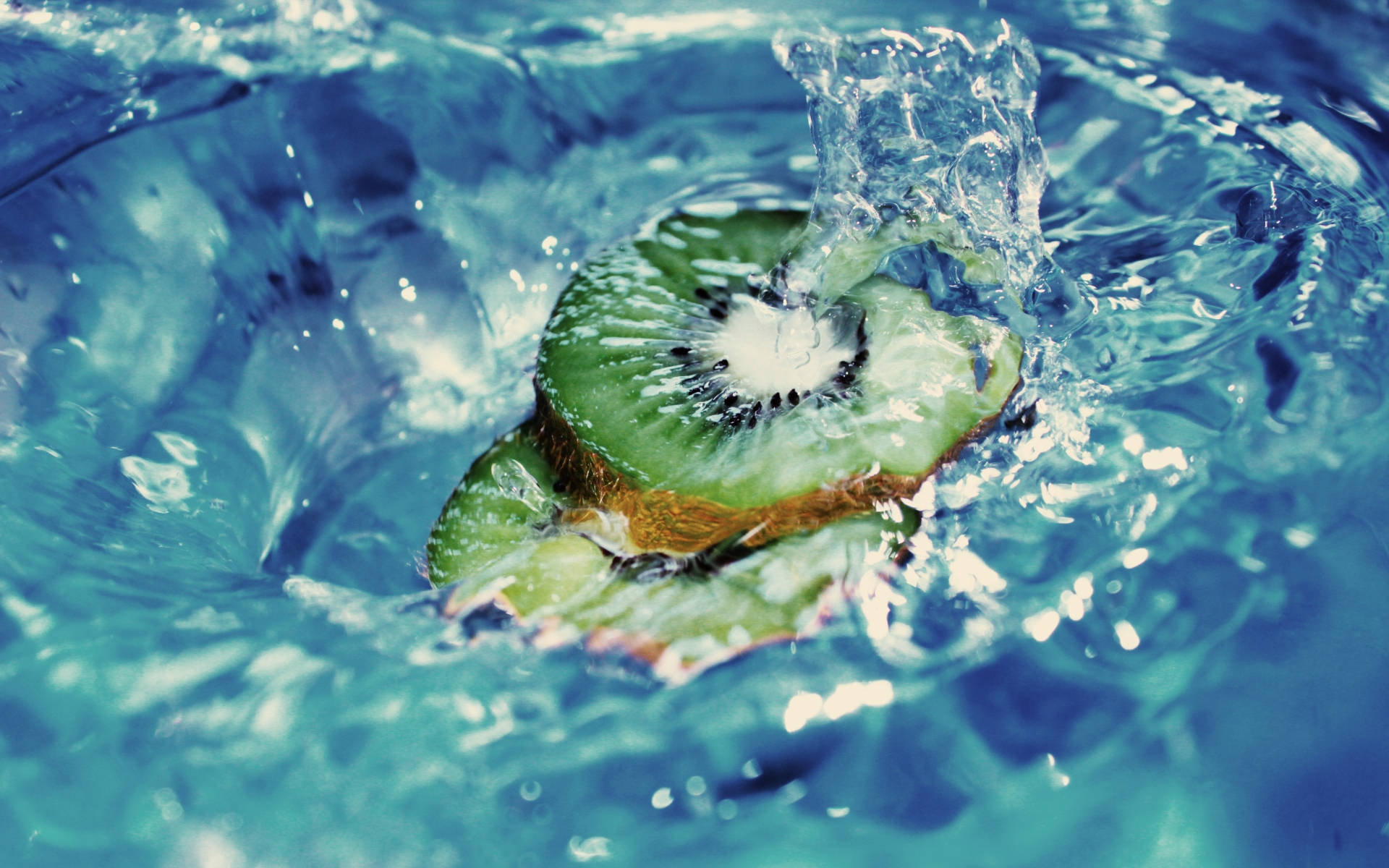 Forfriskende Kiwi Splash Photography Wallpaper
