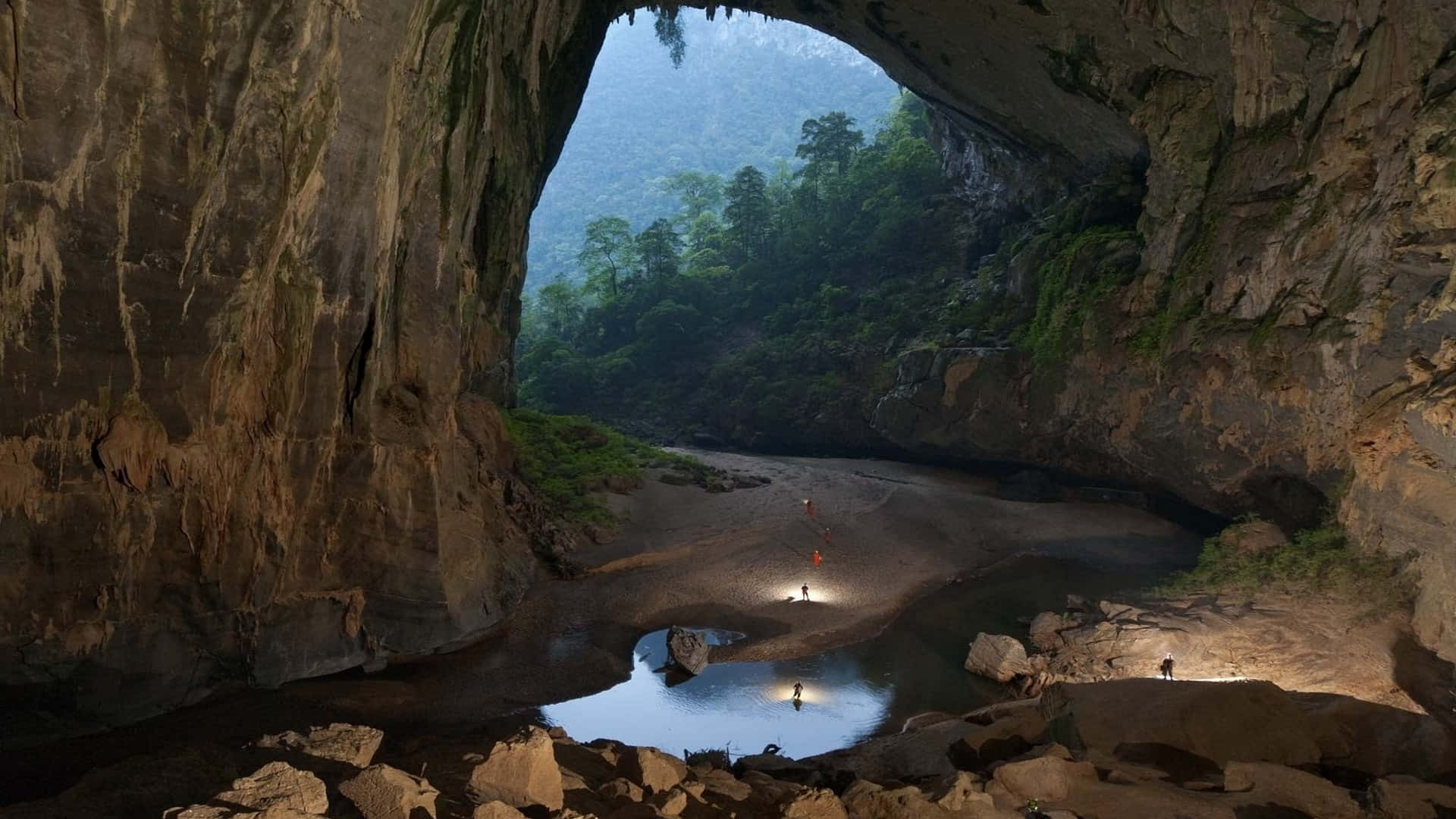 Formaciónde Una Cueva Encantadora Iluminada Por Una Luz Dorada