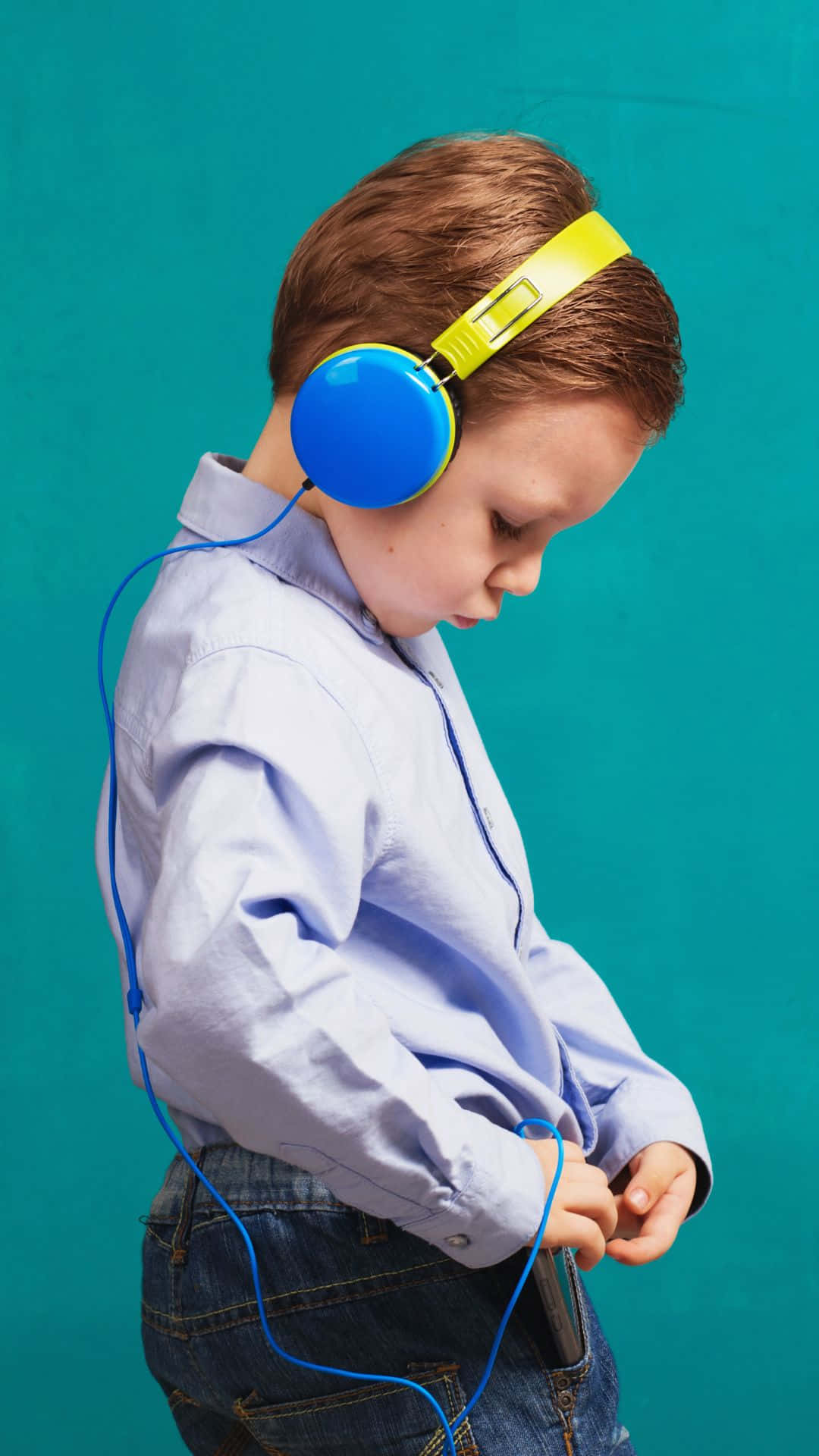 Formalerstilvoller Junge Mit Kopfhörern Wallpaper