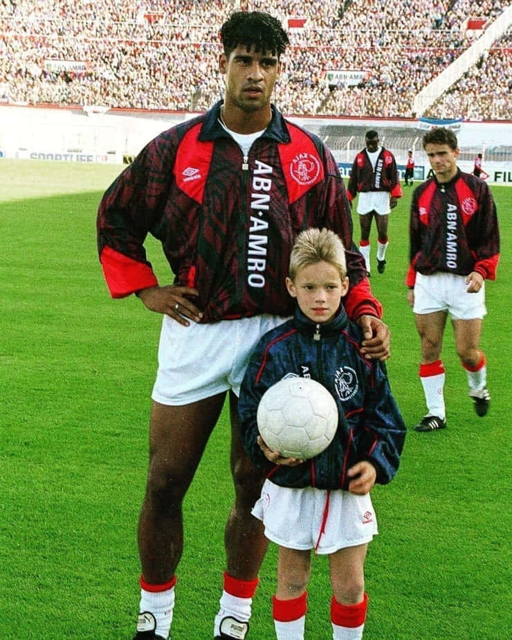 Tidligere Fodboldmanager Frank Rijkaard og ung dreng Wallpaper