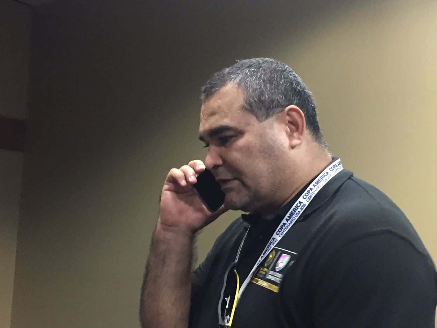 Tidligere fodboldspiller Jose Luis Chilavert taler i telefon Wallpaper