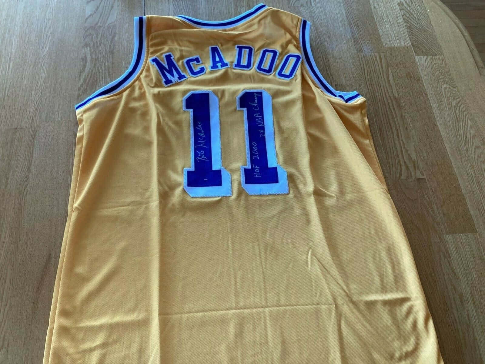 Legendary NBA star Bob McAdoo sporting his Lakers jersey number 11. Wallpaper