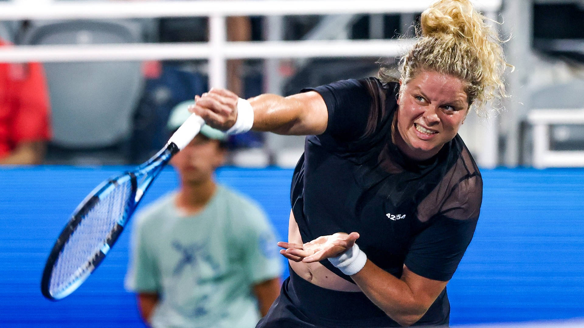 Den tidligere professionelle tennisstjerne Kim Clijsters udsmykker baggrunden af dette ekstatiske tapet. Wallpaper