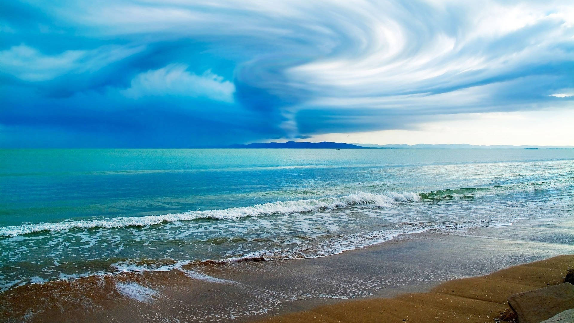 Bildskärmenbakgrundsbild: Bild På Tomma Tornado I Havet. Wallpaper