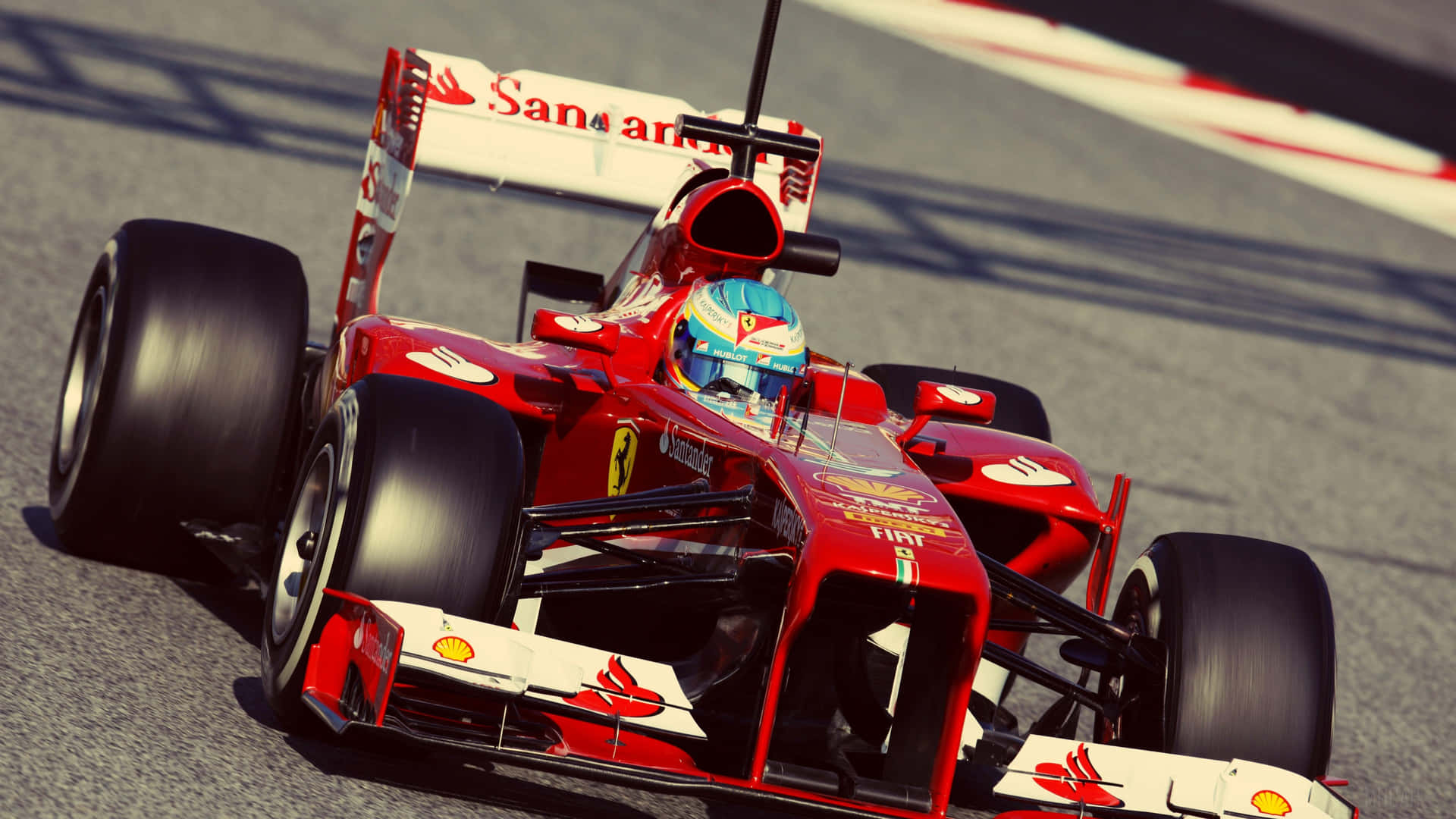 En Ferrari racing bil på en bane Wallpaper