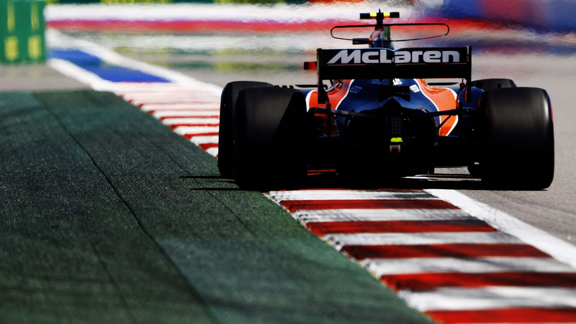 Formel 1 racerbil rammer sporet Wallpaper