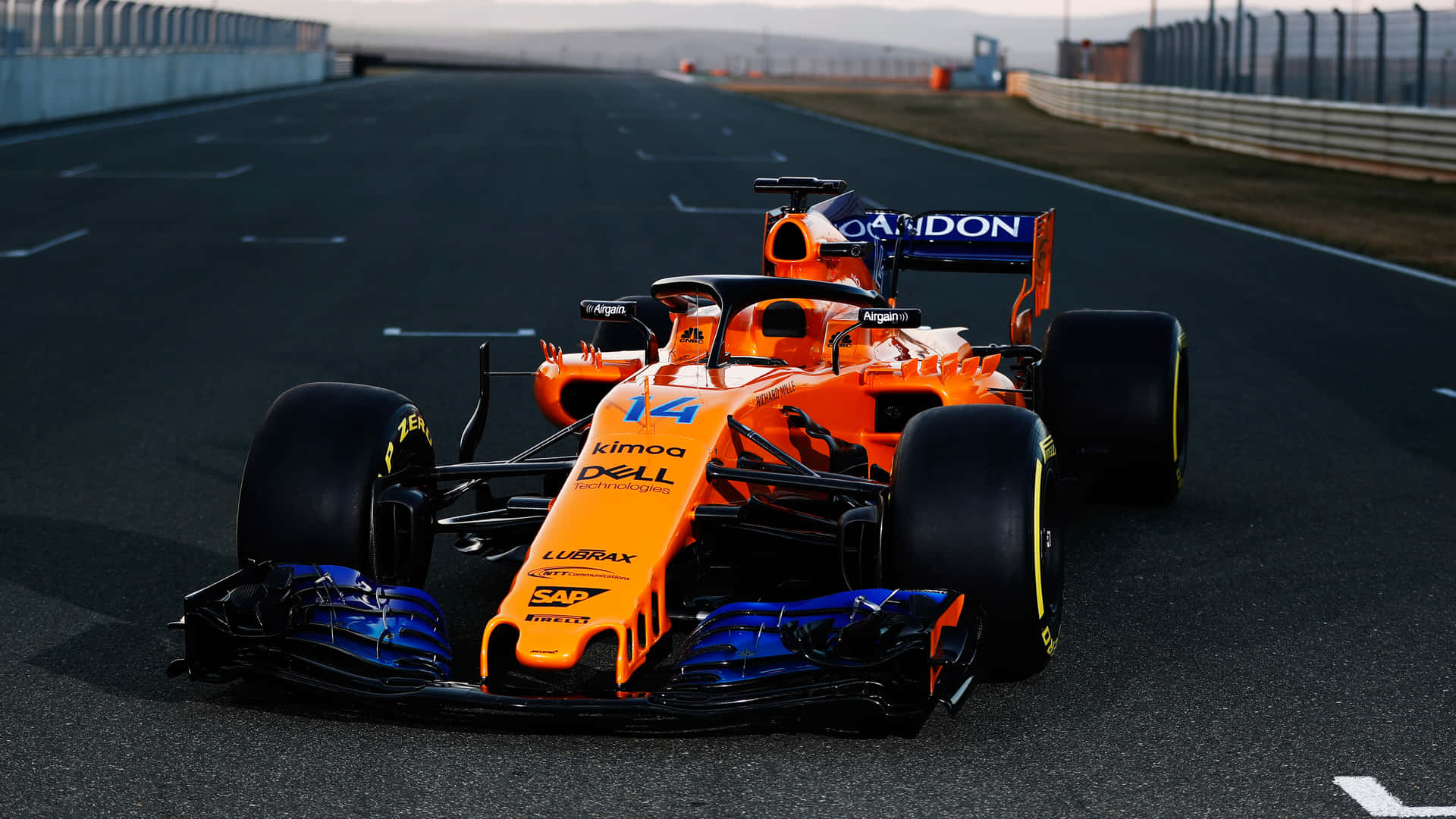 En orange racer kører ned ad en bane Wallpaper
