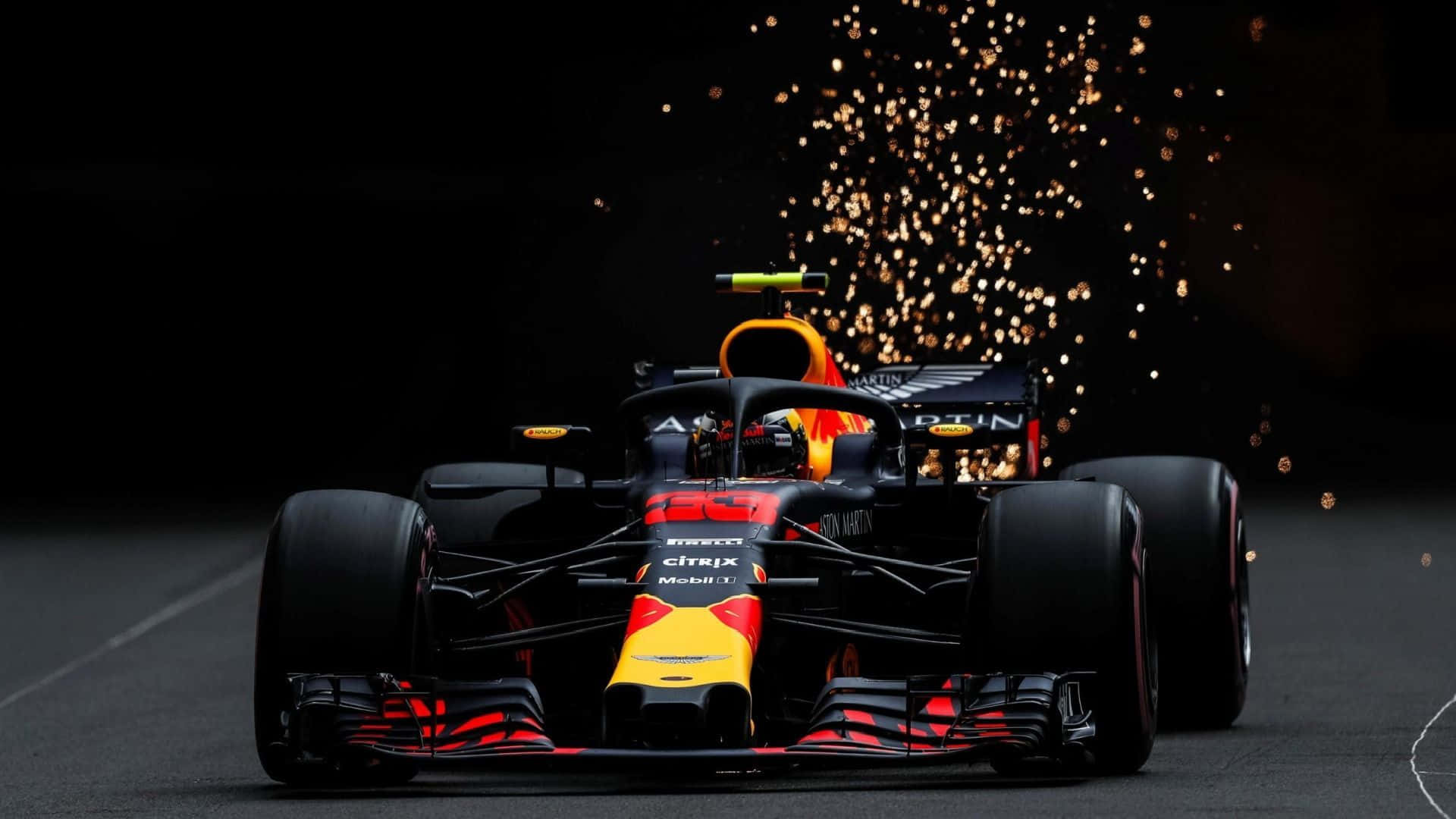 Mobil Formula1 Mengeluarkan Percikan Di Balapan Malam Wallpaper