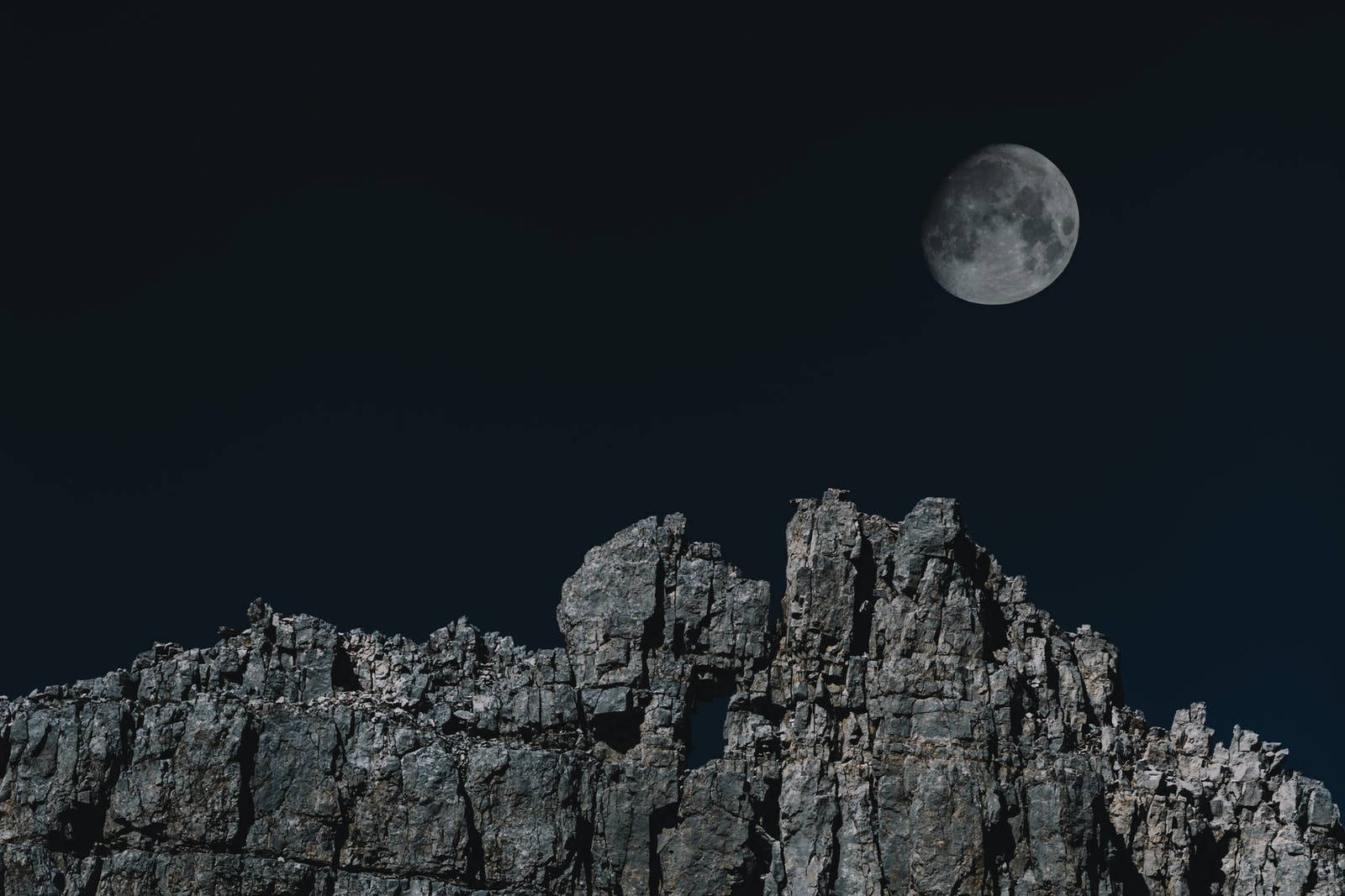 Fortryllende Bjerg Og Måne Desktop Wallpaper
