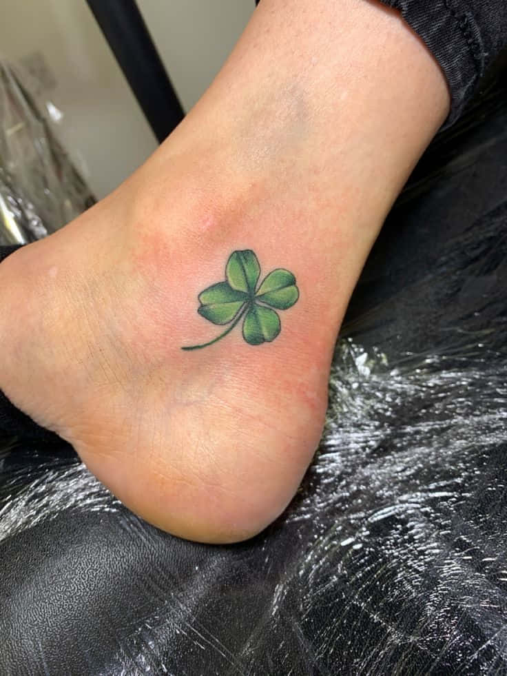 Fotodel Tatuaggio Alla Caviglia Di Un Quadrifoglio Verde