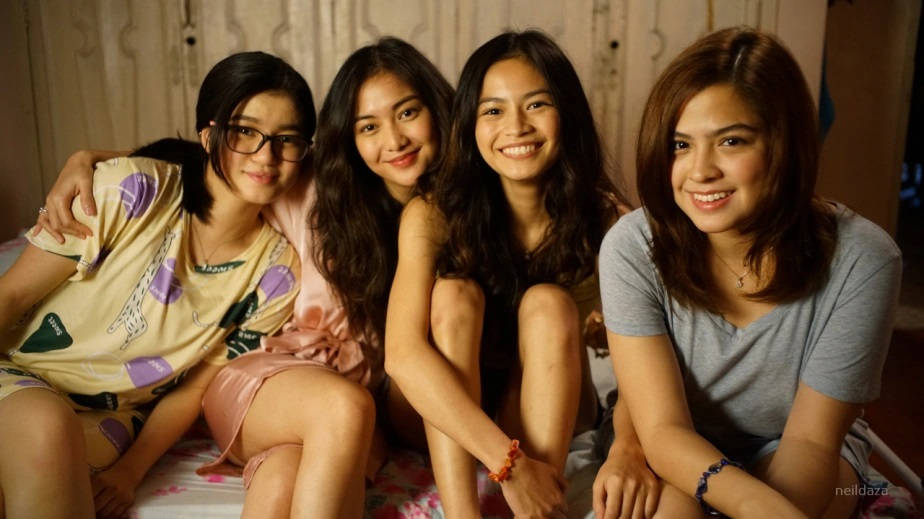 Imagende Cuatro Hermanas Adolescentes Juntas Fondo de pantalla