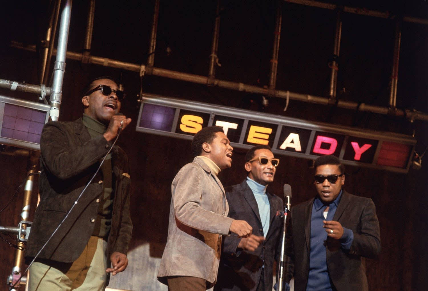 Cuatrotops Actuando En Ready Steady Go En 1966. Fondo de pantalla