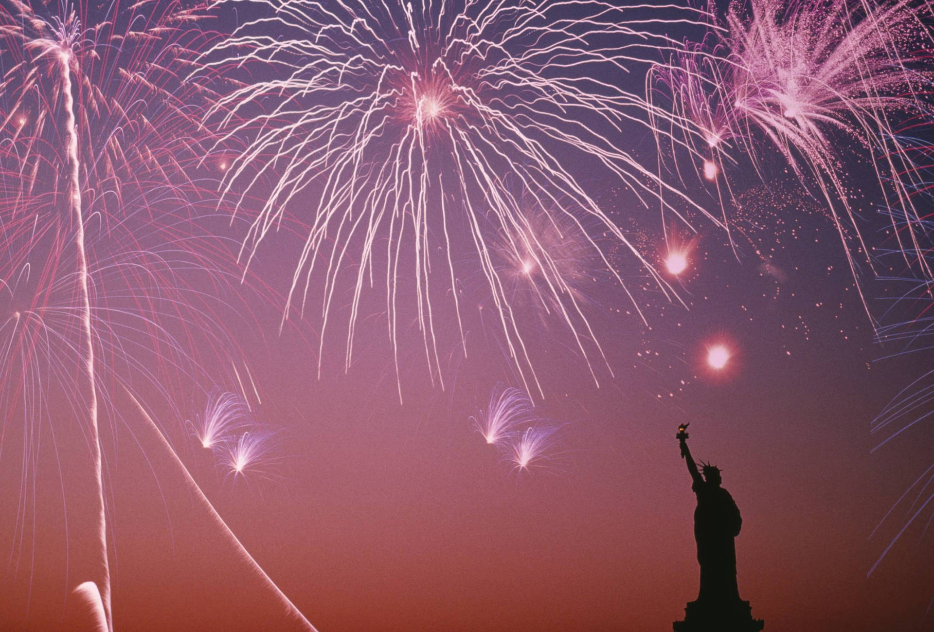 Celebrate 4th of July and enjoy the fireworks Wallpaper