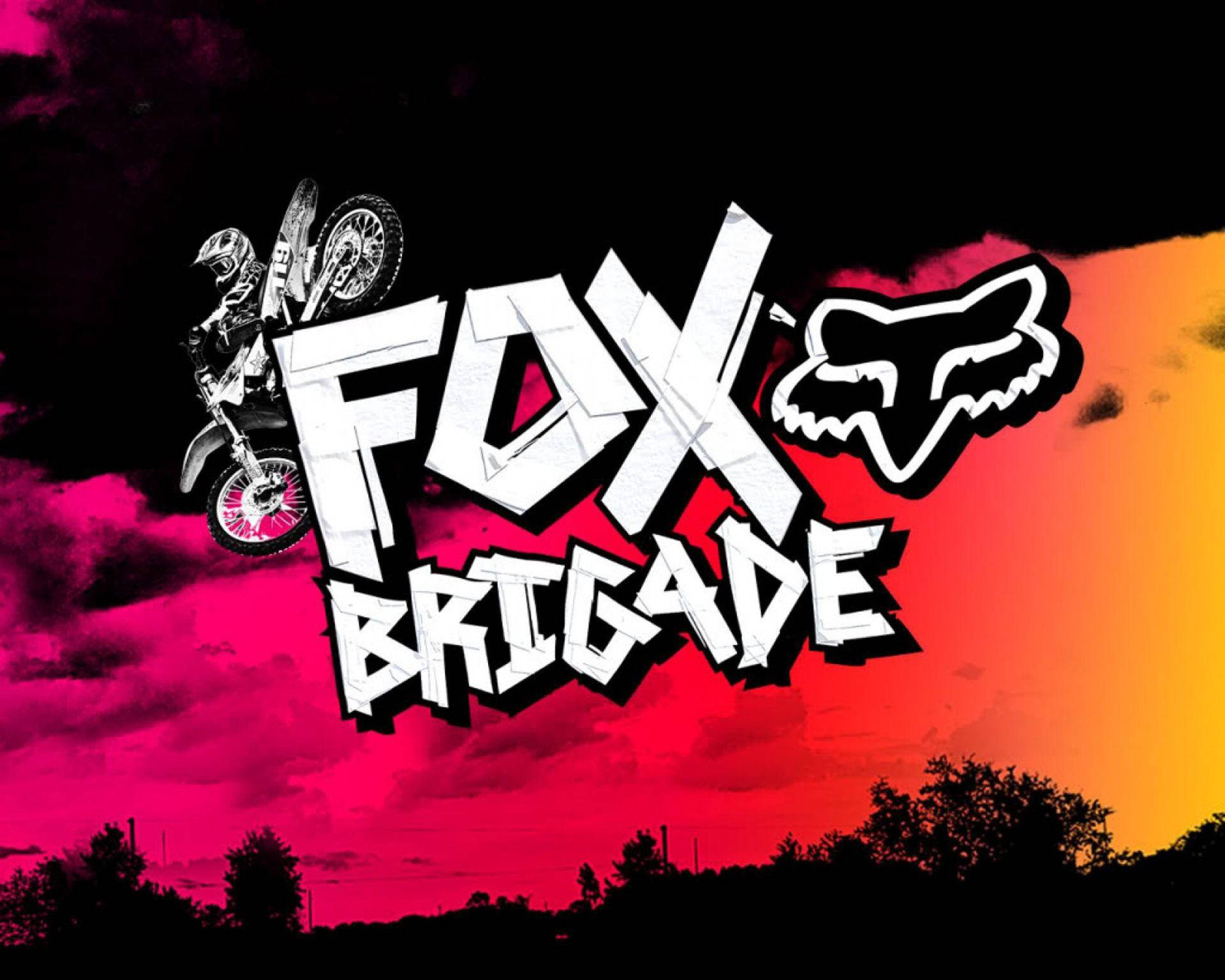Logo for Fox Brigade med en motorcykel i baggrunden Wallpaper
