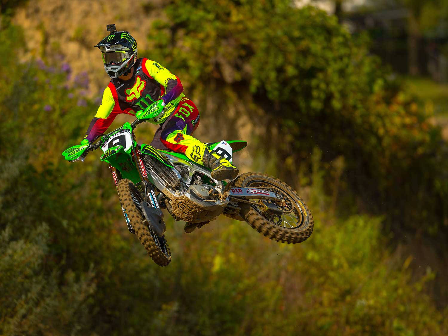Foxracing Motocross Auf Grünen Wiesen Wallpaper