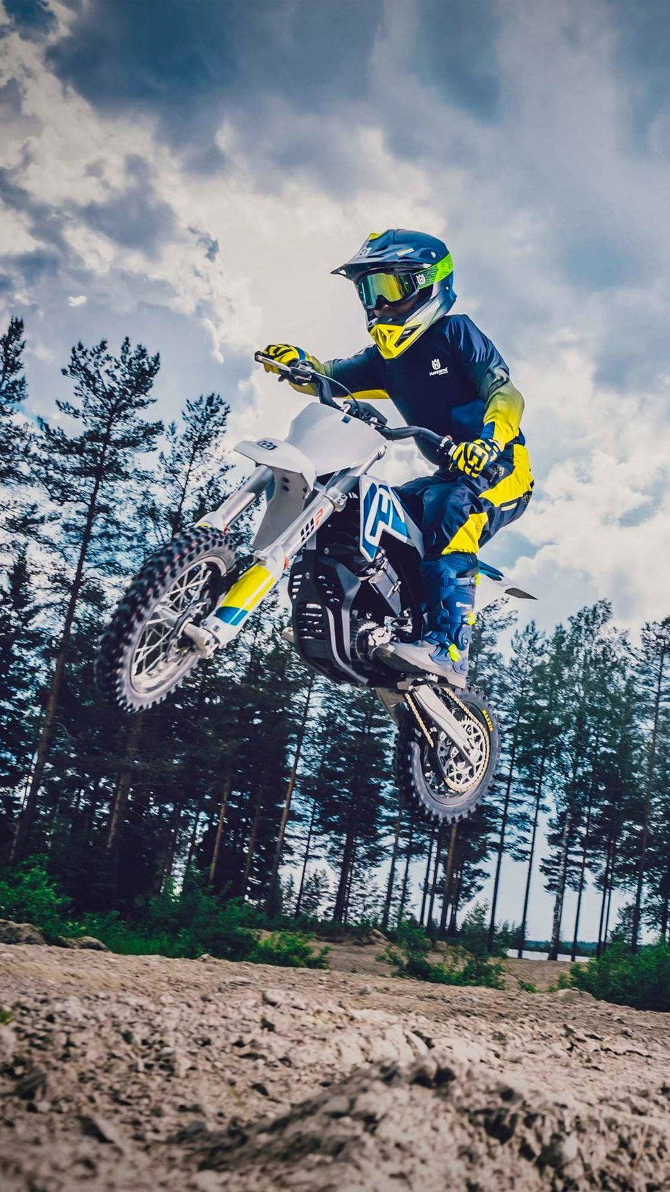 Unapersona Montando Una Motocicleta De Motocross En El Aire Fondo de pantalla