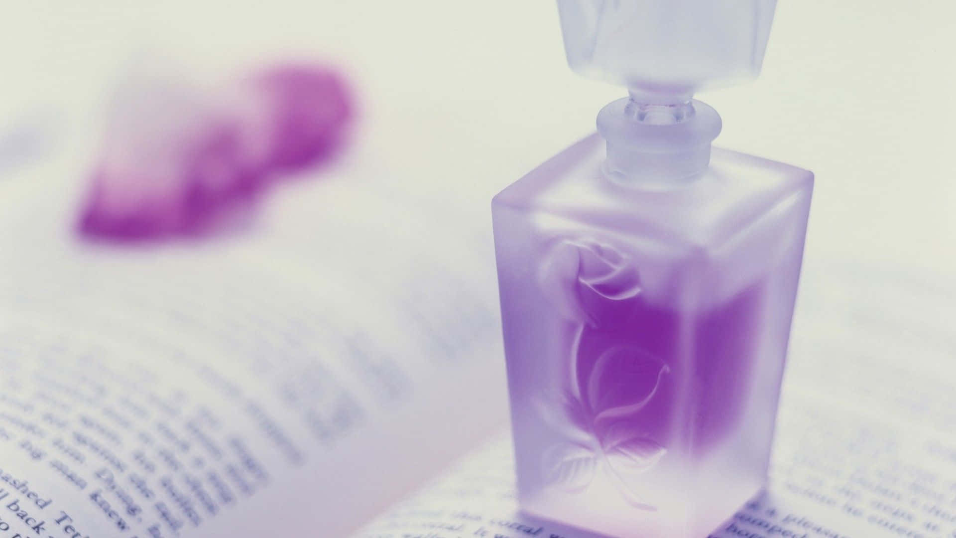 Unlock your senses with a luxurious women's fragrance Wallpaper