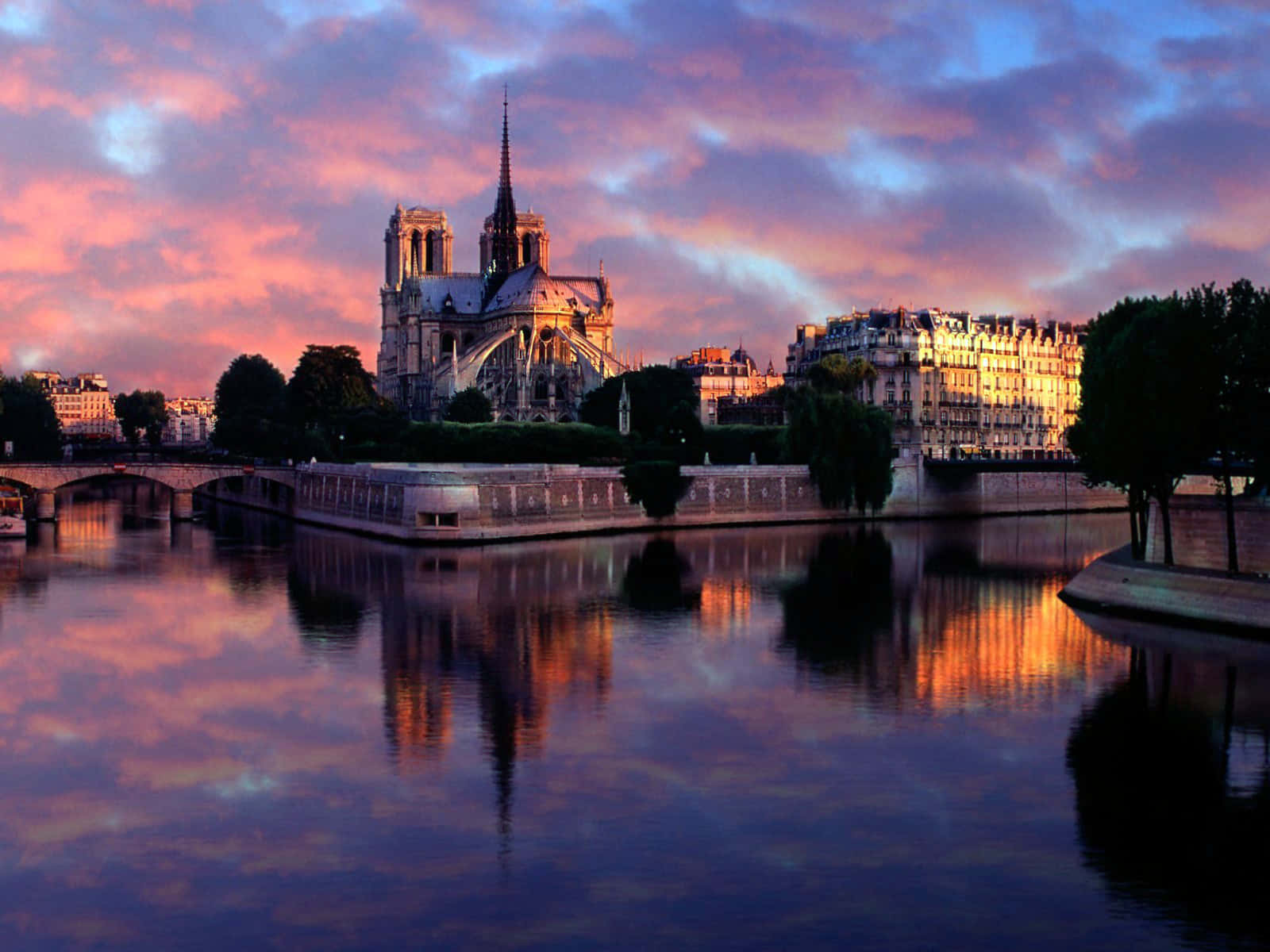 Disfrutandode Las Tranquilas Aguas De Francia.