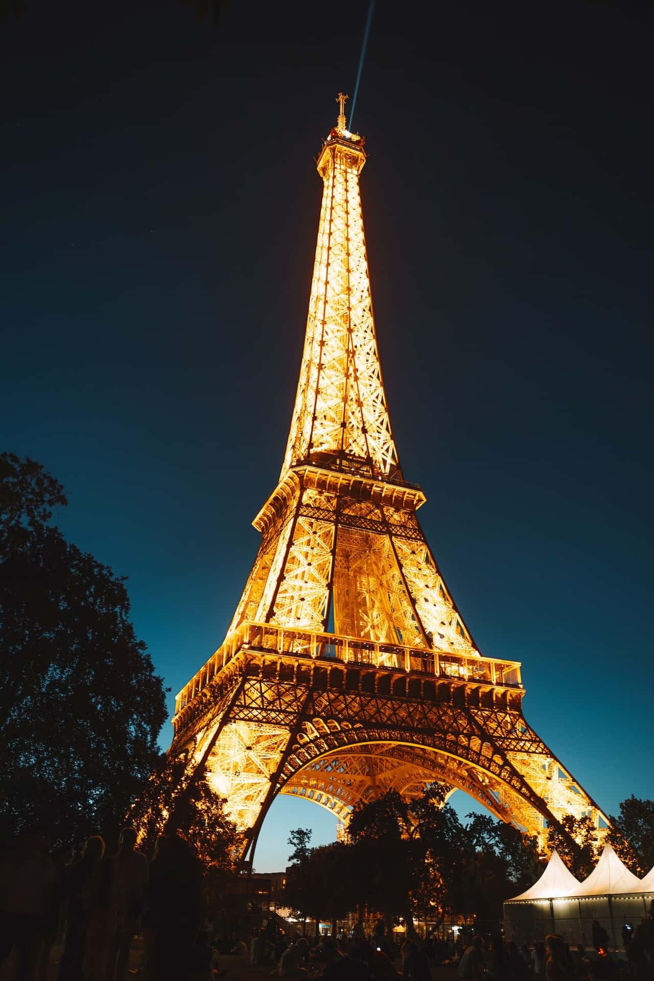 Eiffeltornetupplyst På Natten.