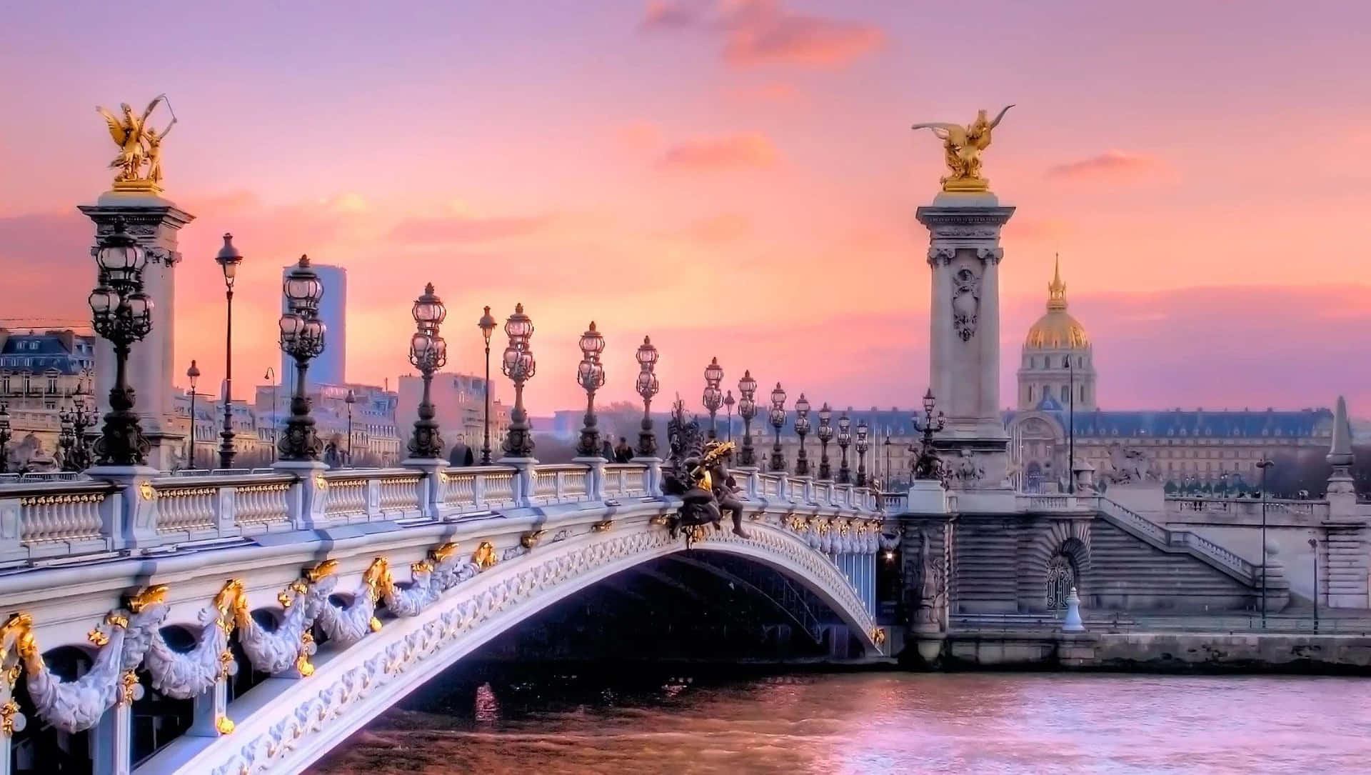 Parisao Pôr Do Sol, Com Uma Ponte E Estátuas