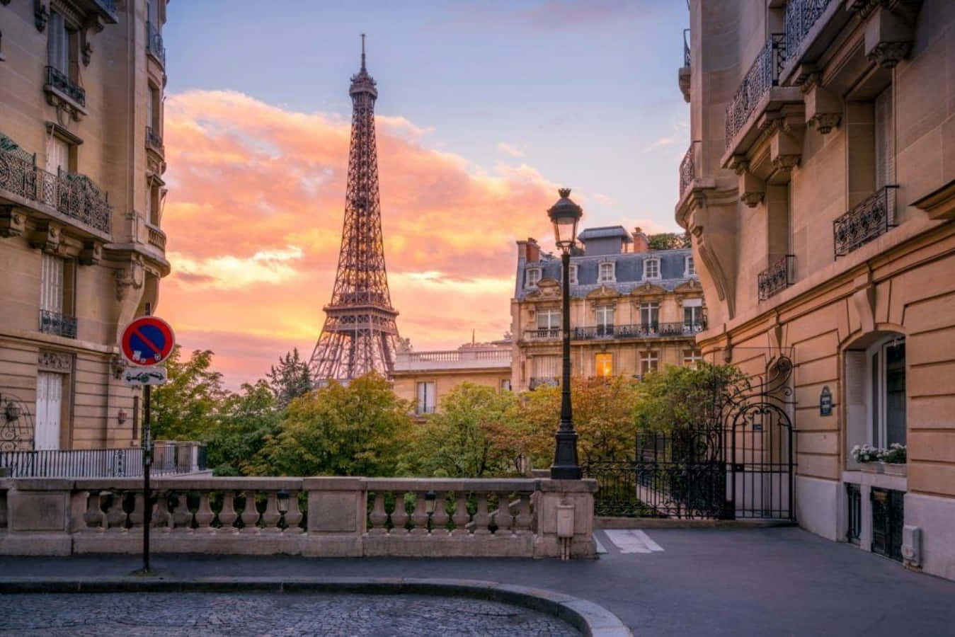 Spend the Day Exploring the Heart of France