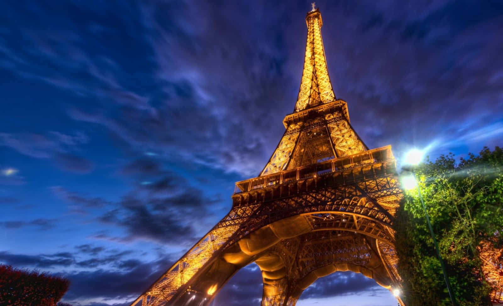 Atorre Eiffel Está Iluminada À Noite