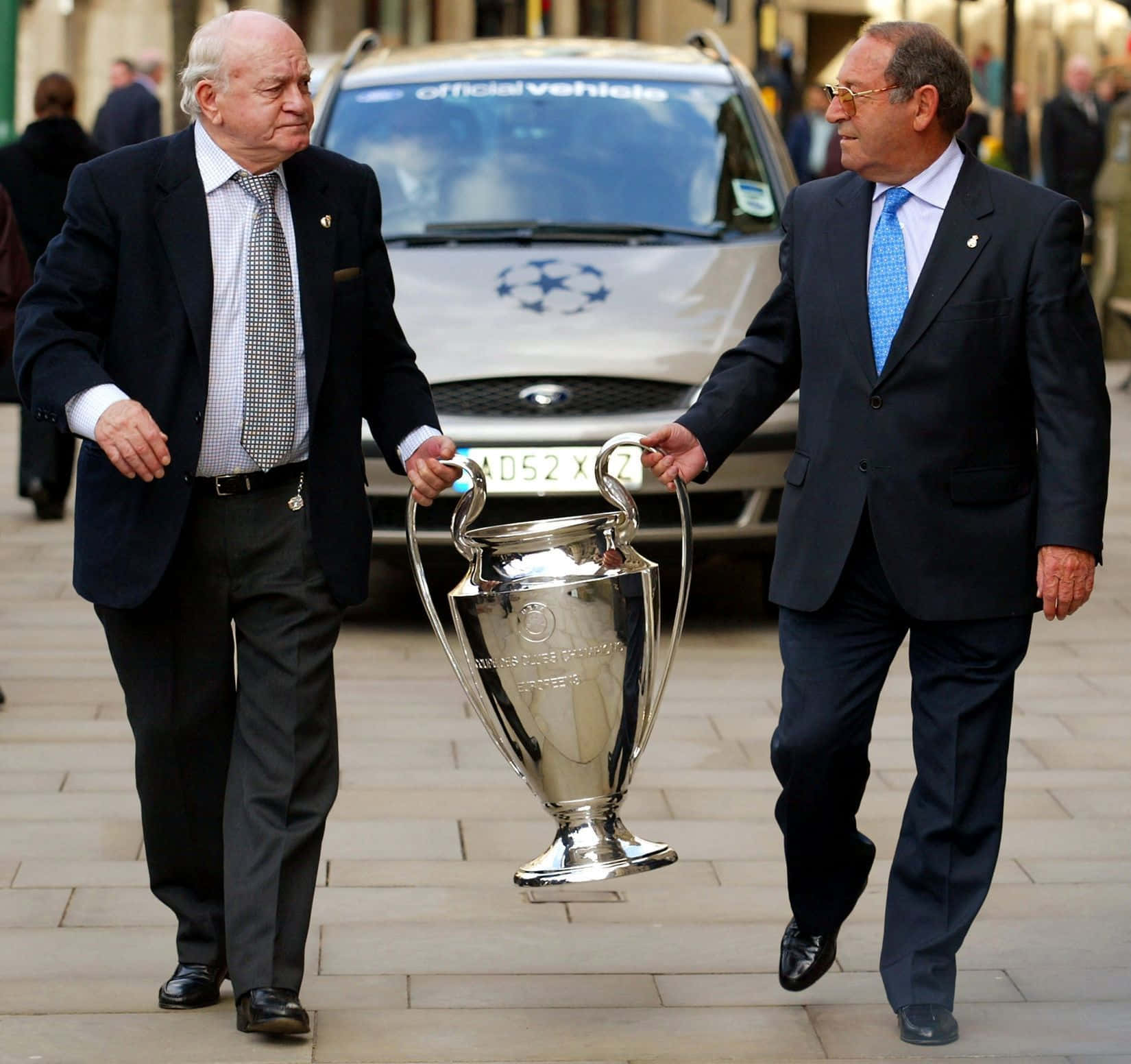 Francisco Gento og Alfredo Di Stéfano bærer UEFA Champions League trofæet. Wallpaper