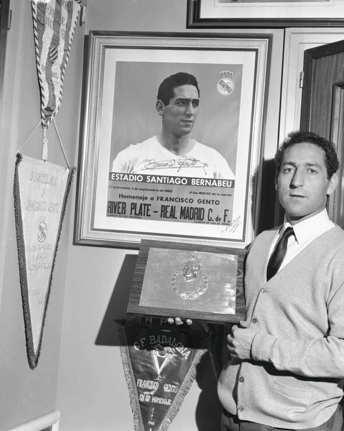 Francisco Gento With A Framed Picture Of Him Wallpaper