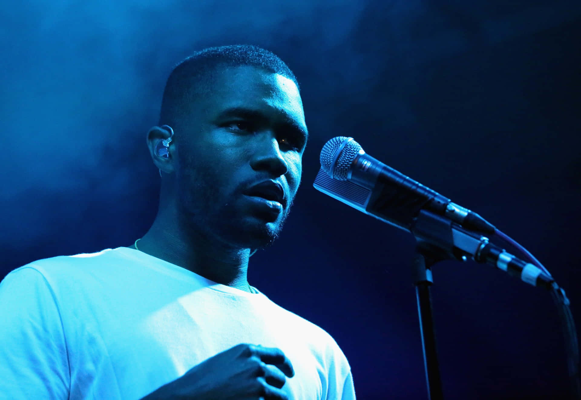 Frank Ocean surrounded by his beloved laptop and books. Wallpaper