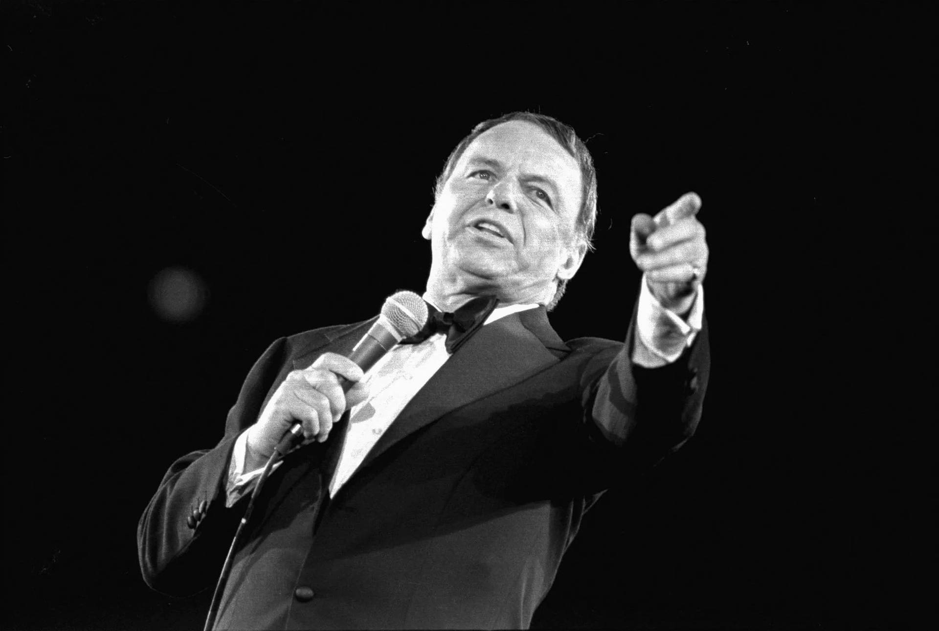 Frank Sinatra Singing Vintage Photograph Wallpaper