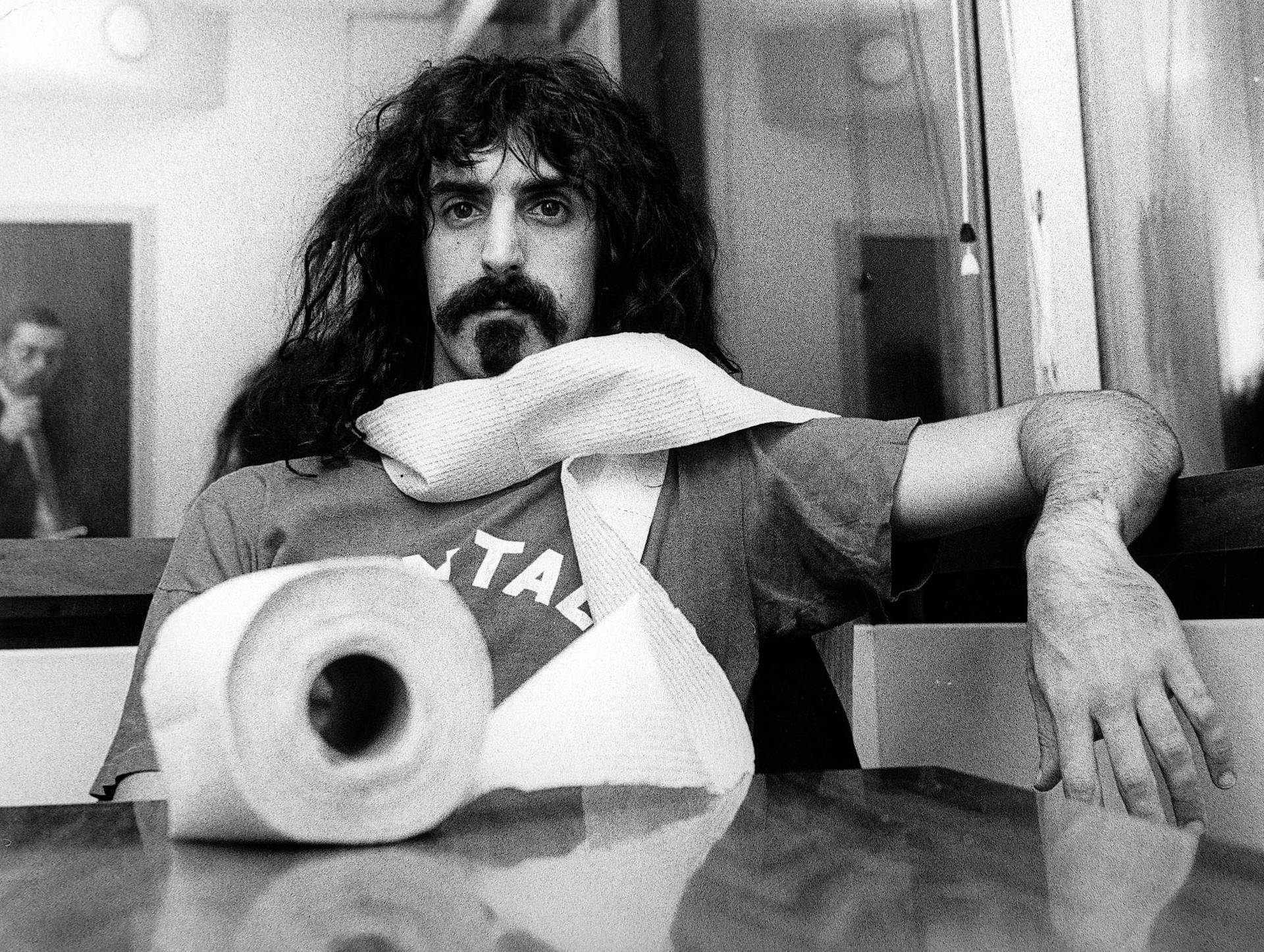 Frank Zappa Bandage rulle tapet: Et mønstret tapet med billeder af Frank Zappa og hans band. Wallpaper