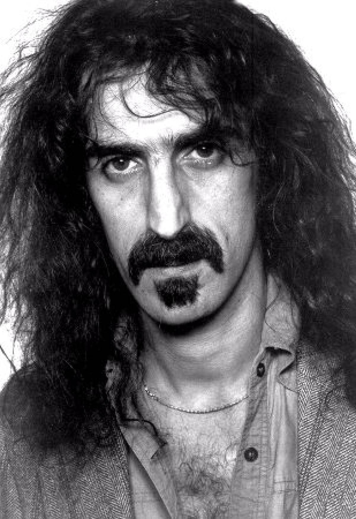 Portræt af Frank Zappa på en lyseblå baggrund Wallpaper