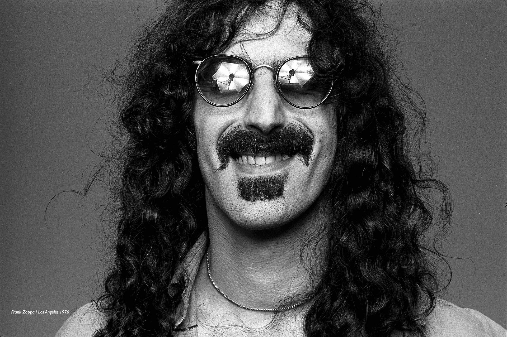 Sorridodos Óculos De Sol Do Frank Zappa. Papel de Parede