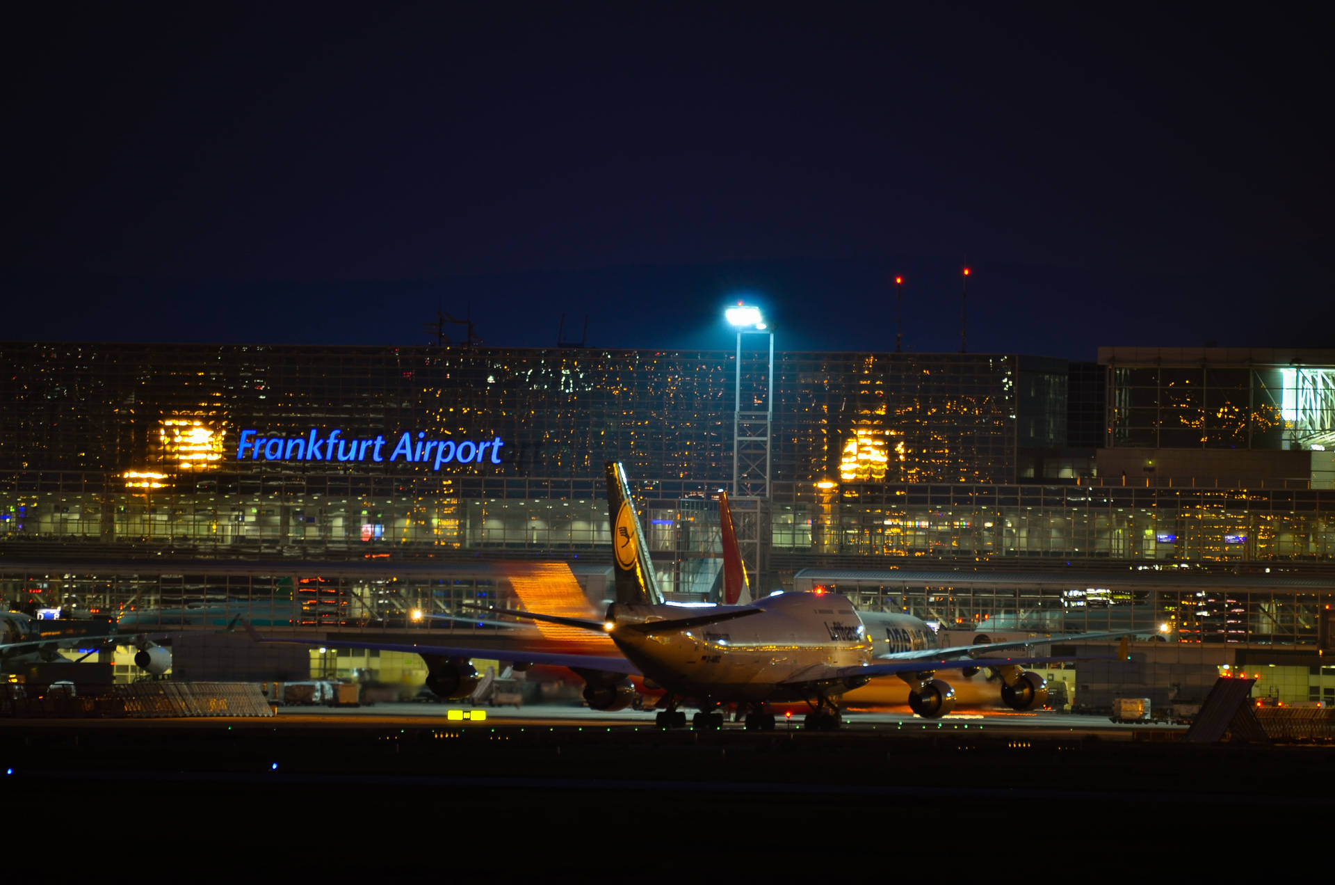 Frankfurt Lufthavn med parkerte Lufthansa Fly 4K Tapet Wallpaper