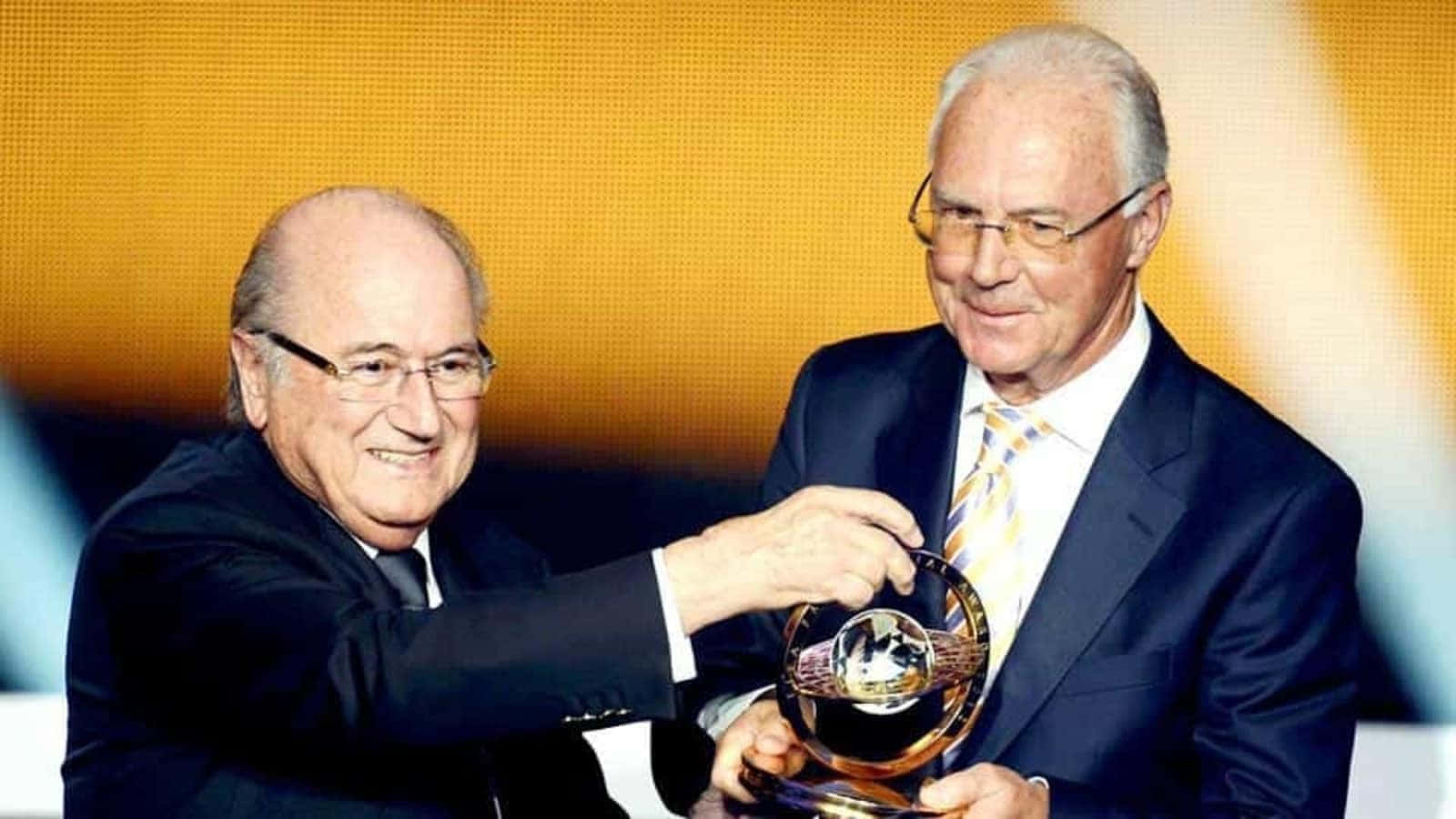 Figuraleggendaria Del Calcio Franz Beckenbauer A Una Cerimonia Di Premiazione. Sfondo