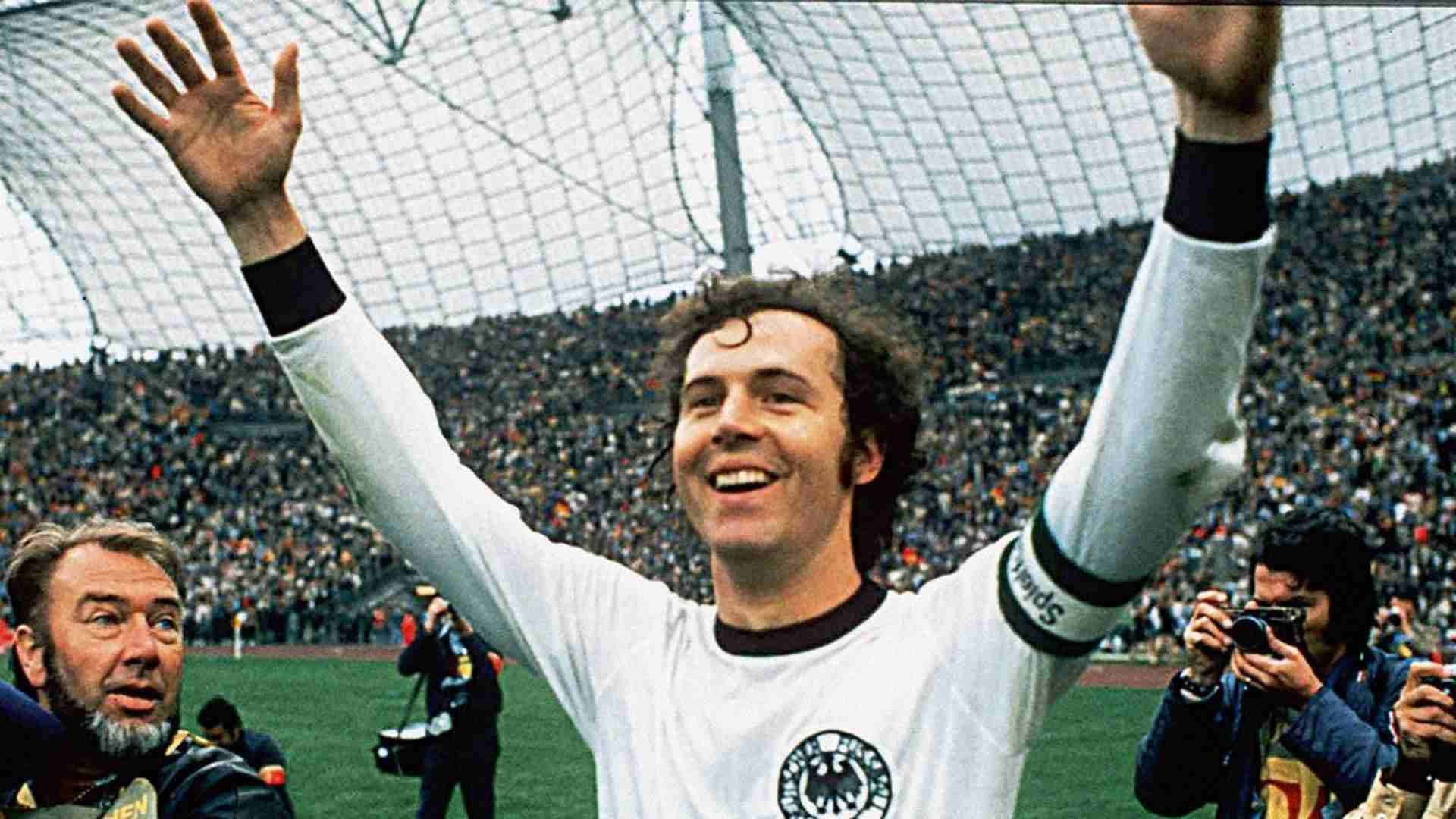 Franz Beckenbauer Bayern Munich Forward Wallpaper